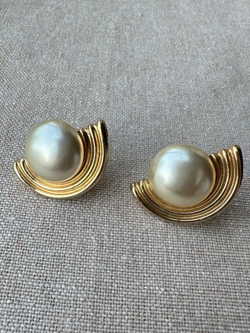 Vintage Napier Faux Pearl Gold Tone Fan Shell Screw Back Clip On Earrings